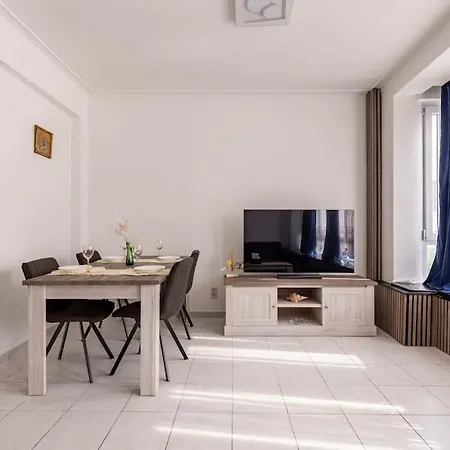 Sweet 1 Double And 2 Single Beds Apartament